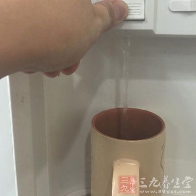 每天至少要喝8杯水