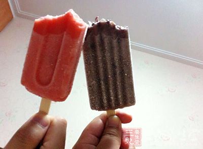 连续吃下3根冰棍导致消化道反复大量出血被紧急送往医院 连续吃下3根冰棍导致消化道反复大量出血被紧急送往医院