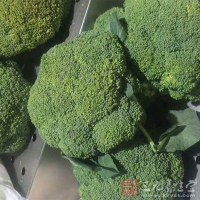 材料：鱔魚(yú)，雞蛋面，西蘭花，口蘑，冬筍，鹽，白糖，胡椒粉，水淀粉適量