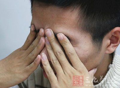 长久配戴隐形眼镜，容易产生视疲劳，甚至引发干眼症