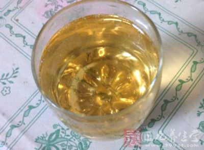 由于啤酒饮用量大，诱发疾病的机率往往较高