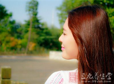 对于油性发质的妹子来说真的是件尴尬的事