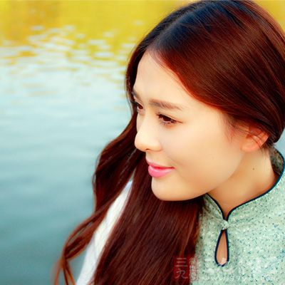 由于油性发质的特殊,如果真的是隔天洗头就惨不忍睹的情况 由于油性发质的特殊,如果真的是隔天洗头就惨不忍睹的情况