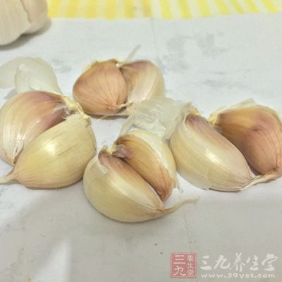 把大蒜洗净，沥干水份