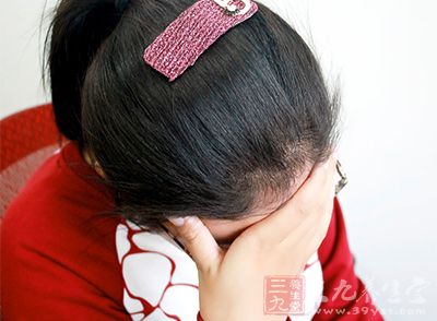 女性斑秃的治疗方法 内服外用有效治斑秃