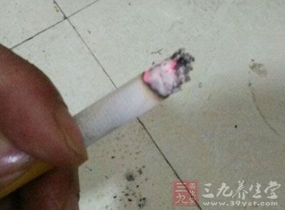 一个人吸烟时，他所影响的不只是自己一个人的健康