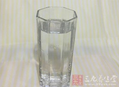 白開水與蒸餾水、礦泉水等均衡飲用