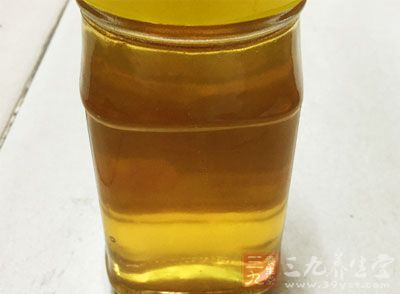 蜂蜜面膜 用蜂蜜加2-3倍水稀釋后，每天涂敷面部