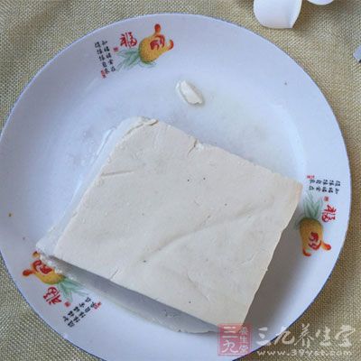 常食用含钙丰富的食品如豆腐、豆浆