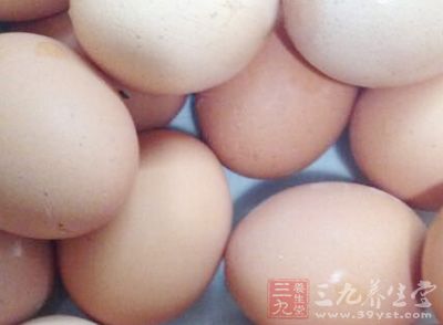 鸡蛋中还含有较丰富的铁,铁元素在人体起造血和在血中运输氧和营养物质的作用 鸡蛋中还含有较丰富的铁,铁元素在人体起造血和在血中运输氧和营养物质的作用