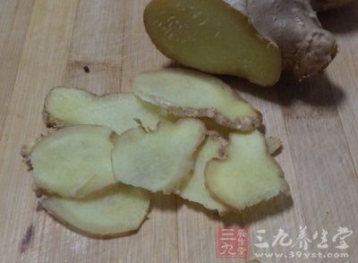 因为姜中含有姜醇、姜烯、水芹烯、柠檬醛和芳香等油性的挥发油 因为姜中含有姜醇、姜烯、水芹烯、柠檬醛和芳香等油性的挥发油