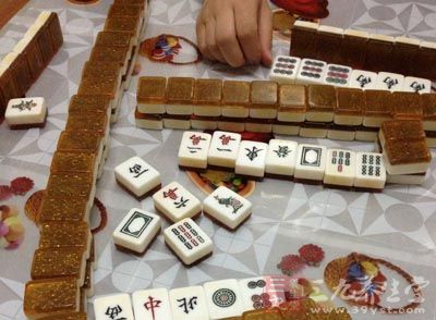 麻将打得正起劲,腹部突然一阵剧痛 麻将打得正起劲,腹部突然一阵剧痛