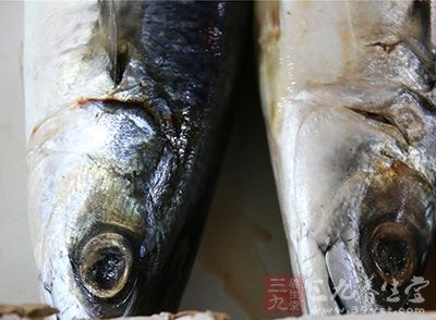 鱼眼中除了含有维生素A和维生素D之外,还含有比较丰富的DHA 鱼眼中除了含有维生素A和维生素D之外,还含有比较丰富的DHA