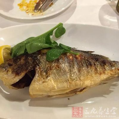 每周食用3~4份包括鱼类在内的海鲜食品 每周食用3~4份包括鱼类在内的海鲜食品