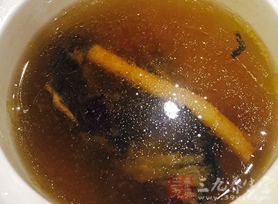 按照父亲提示挖了一些草根,当天中午熬了半锅汤当凉茶喝 按照父亲提示挖了一些草根,当天中午熬了半锅汤当凉茶喝