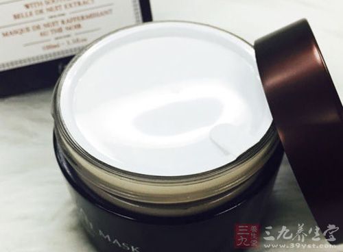 深棕茶色玻璃罐装,沉稳大气 深棕茶色玻璃罐装,沉稳大气