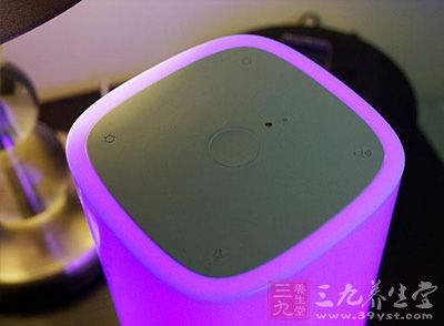 初次使用Nox智能助眠灯,显然要将它插入电源 初次使用Nox智能助眠灯,显然要将它插入电源