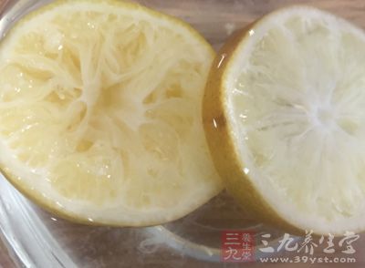 柠檬水中含有可溶性纤维素果胶,有助于增强饱腹感,进而控制食欲 柠檬水中含有可溶性纤维素果胶,有助于增强饱腹感,进而控制食欲