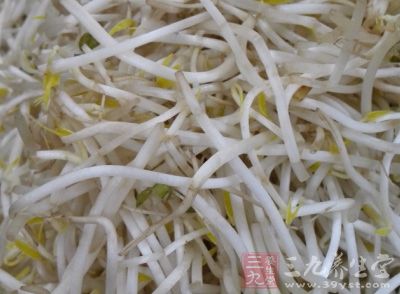 绿豆芽性寒,烹调时应配上一点姜丝,以中和它的寒性,十分适合夏季食用 绿豆芽性寒,烹调时应配上一点姜丝,以中和它的寒性,十分适合夏季食用