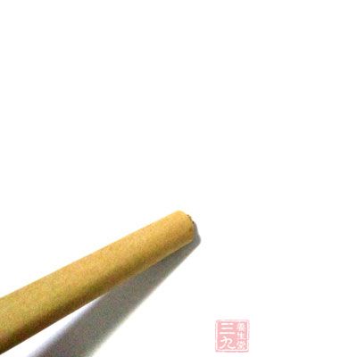 艾條點(diǎn)燃后，對(duì)準(zhǔn)色斑部位，距離皮膚2-3厘米