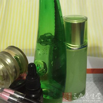 隨意購買祛斑產(chǎn)品使用，結(jié)果卻適得其反，加重了妊娠斑的癥狀