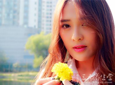 瞳孔直下方，眼球与下眼眶边缘之间