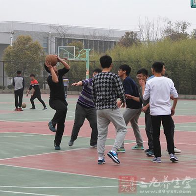 篮球技巧 篮球比赛中怎么打好前锋(1)