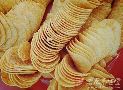 薯片因可能致癌而值得我们注意的物质是“丙烯酰胺” 薯片因可能致癌而值得我们注意的物质是“丙烯酰胺”