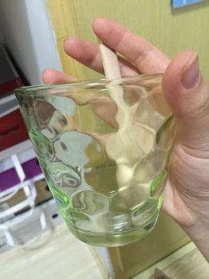用热水洗一下杯子