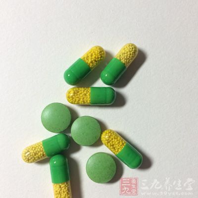 手术当日伤口会有些疼痛，但随着时间的推移会逐渐减轻