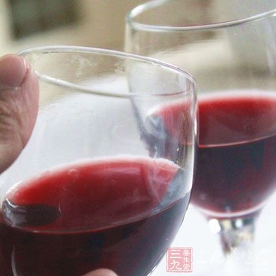 經(jīng)期女性體內(nèi)的解酒酶減少，因此飲酒易醉