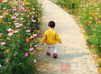 很多宝宝从室内来到室外感受明媚的阳光和清新的空气 很多宝宝从室内来到室外感受明媚的阳光和清新的空气