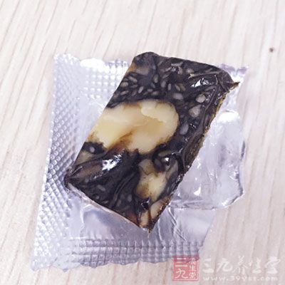 先將阿膠搗碎，放入鍋內(nèi)用火炒至黃色