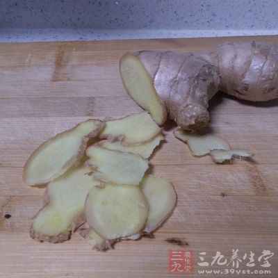 牙痛的時候可以切生姜一小片咬在痛處