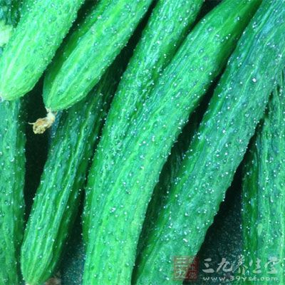 黄瓜含有大量的钾盐和一些的胡萝卜素 黄瓜含有大量的钾盐和一些的胡萝卜素