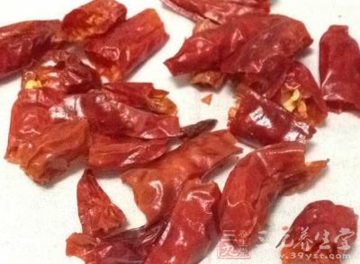 以辣椒为主要原料，配以大蒜、山楂的提取物及维生素E