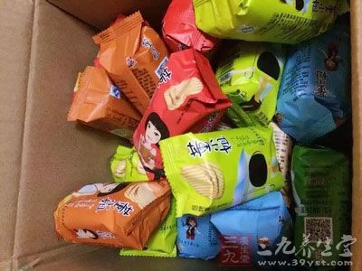 以前其实我是很少吃
薯片的,因为都是一些油炸食物 以前其实我是很少吃薯片的,因为都是一些油炸食物