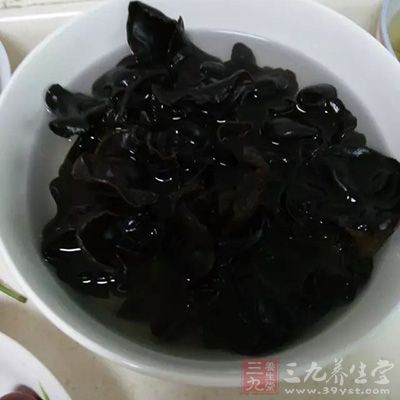 下面我们就要动手,拿一个碗,一小把木耳 下面我们就要动手,拿一个碗,一小把木耳