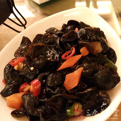 木耳可以把残留在人体消化系统内的灰尘 木耳可以把残留在人体消化系统内的灰尘