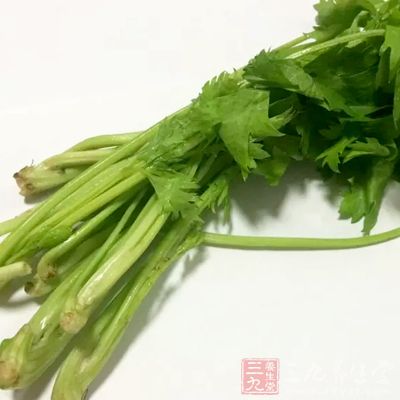 多吃芹菜、苋菜等绿色食物