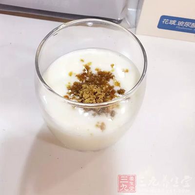 牛奶中含有的乳酸可以剝?nèi)テつw的角質(zhì)，從而淡化雀斑