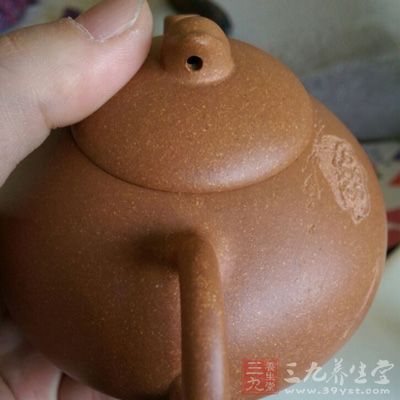 泡铁观音根据各人喜好选择瓷茶具或紫砂茶具均可