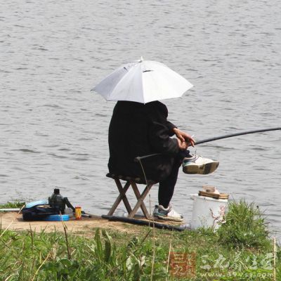 在炎热的中午或是风雨天气里，都应当采取防晒