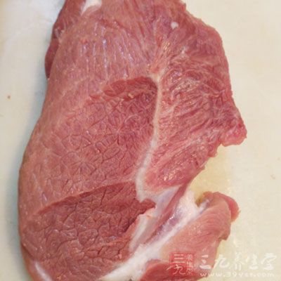 枸杞子30g，瘦猪肉200g