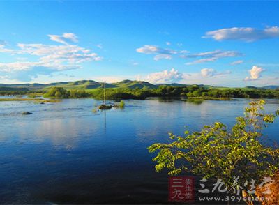 该岛位于北部湾中部，北临广西北海市