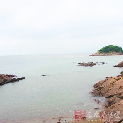 非游泳区水域中水情复杂，常常有暗礁、水草、淤泥和漩流