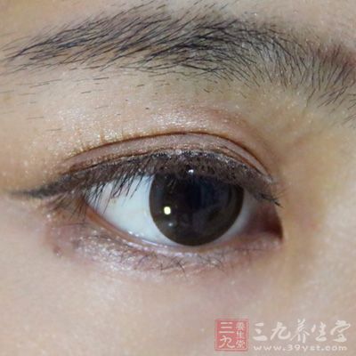 前房浅、眼轴短、晶体厚、角膜直径短