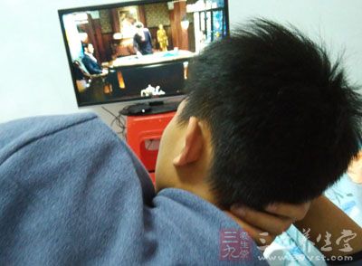 细支气管周围的辐射状牵引力损失，使细支气管收缩