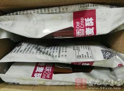 一块饼干再加一杯水确实能起到饱腹的作用 一块饼干再加一杯水确实能起到饱腹的作用