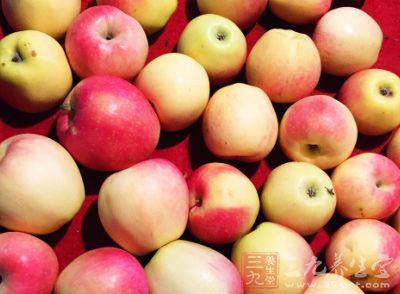 吃苹果时,好清洗干净后带皮一起吃 吃苹果时,好清洗干净后带皮一起吃